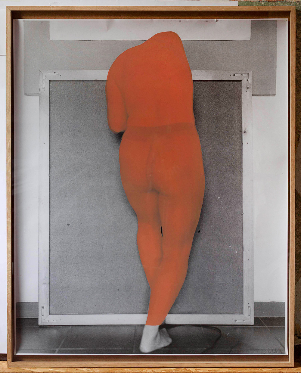 Barbara Proschak, Ohne Kopf und Hände/rot, SW-Druck mit Siebdruck, gerahmt, 89 x 109 cm, 2012/13.